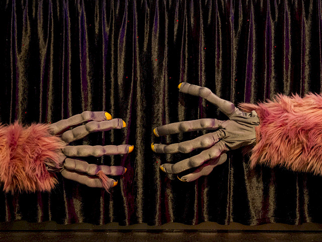 Szenenfoto: Feuerpferd & Teufelsgeigerin