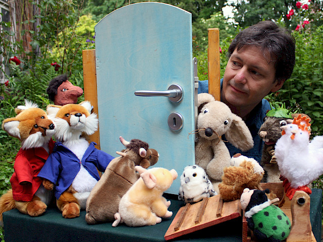 Szenenfoto: Hintertürgeschichten - Kuscheltierische Abenteuer