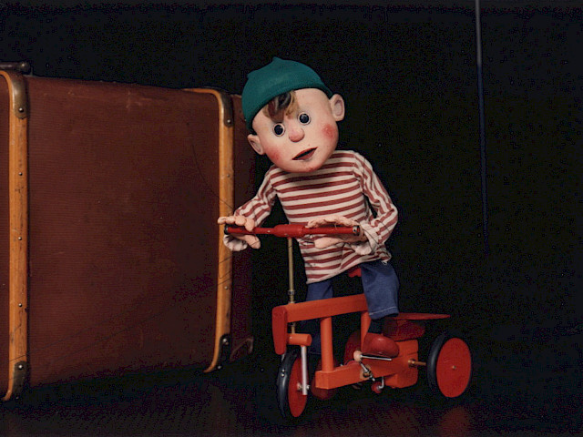 Szenenfoto: Ein Puppentheater packt aus