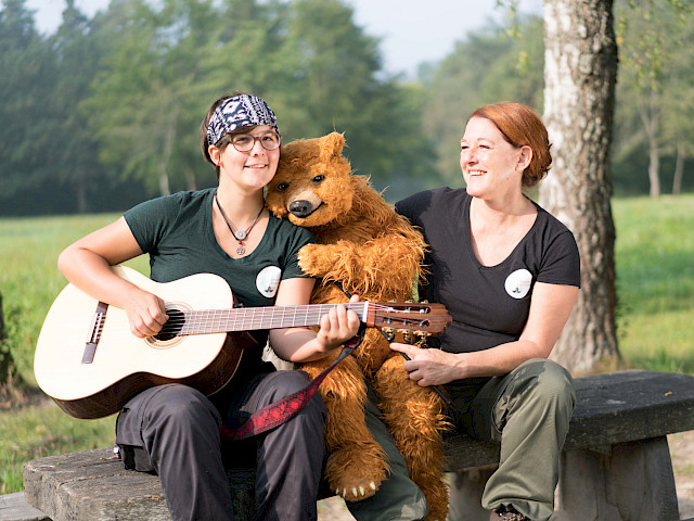 Szenenfoto: Brummelbutz-der letzte Bär vom Schönbuch, Hanna Herrlich und Rosi Zümendorf