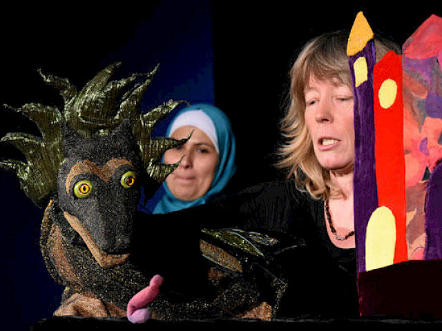 Szenenfoto: Malina und die Drachenkämpfer (bilingual deutsch arabisch)