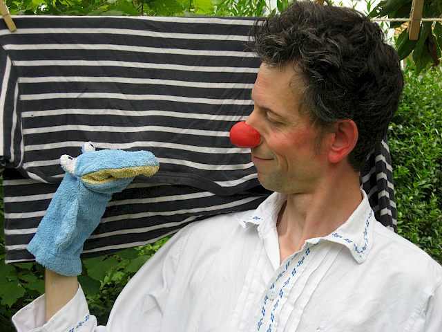 Szenenfoto: Ein Clown im Karton