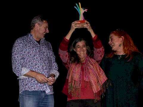 Spielende Hand für Birgit Hollack