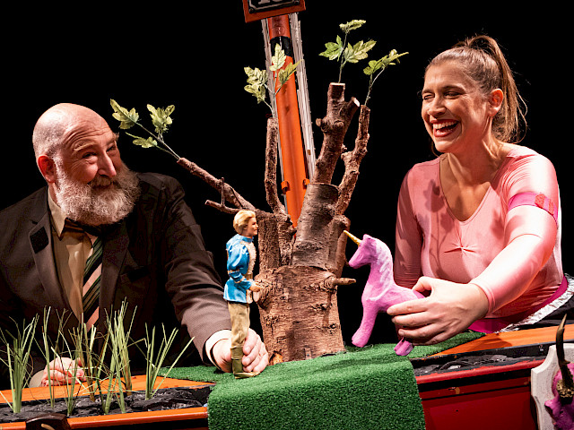 Szenenfoto: Flora und der Baum