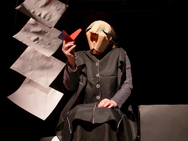 Szenenfoto: crinkled - zwei Leben gefaltet, zerknittert, geknüllt