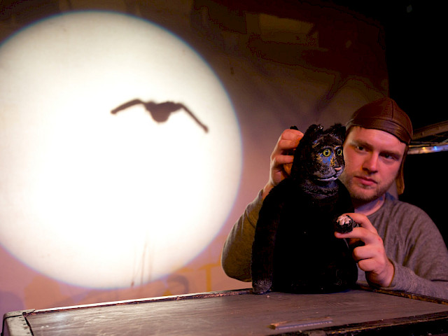 Szenenfoto: Wie Kater Zorbas der kleinen Möwe das Fliegen beibrachte