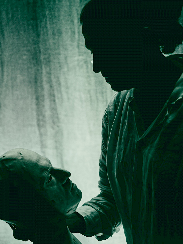 "Scaena Corpus" - Mann und Puppe nehmen Maß