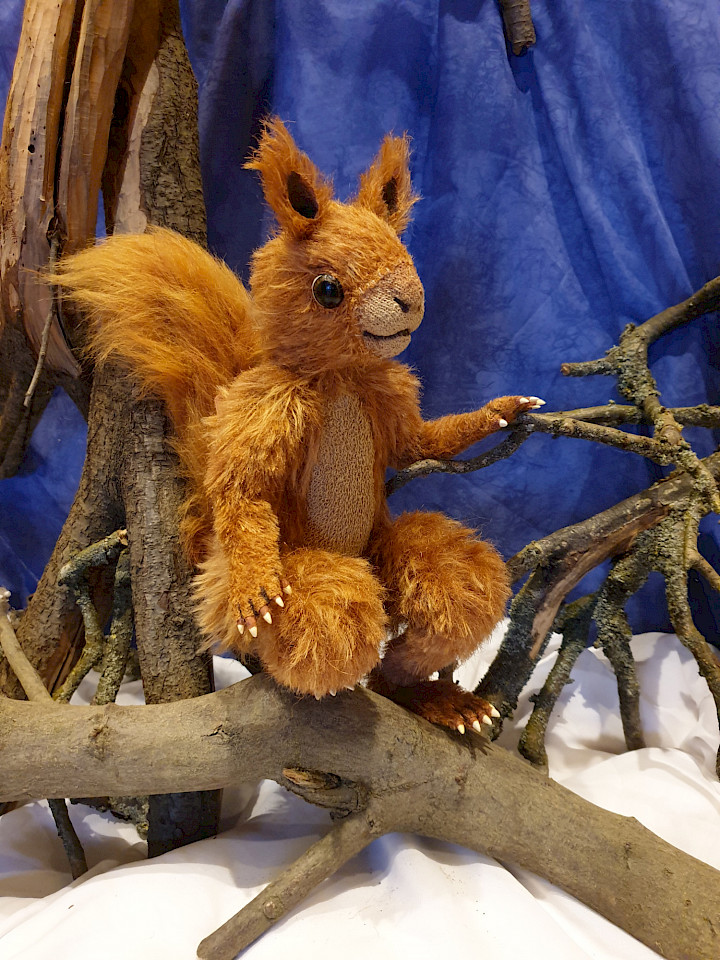 Herr Eichhorn wartet auf den ersten Schnee