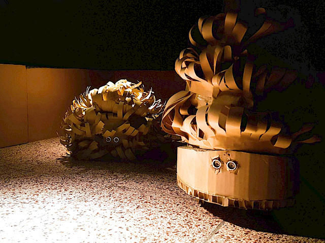Szenenfoto: Roboter-Installation: "Ein Platz an der Sonne"